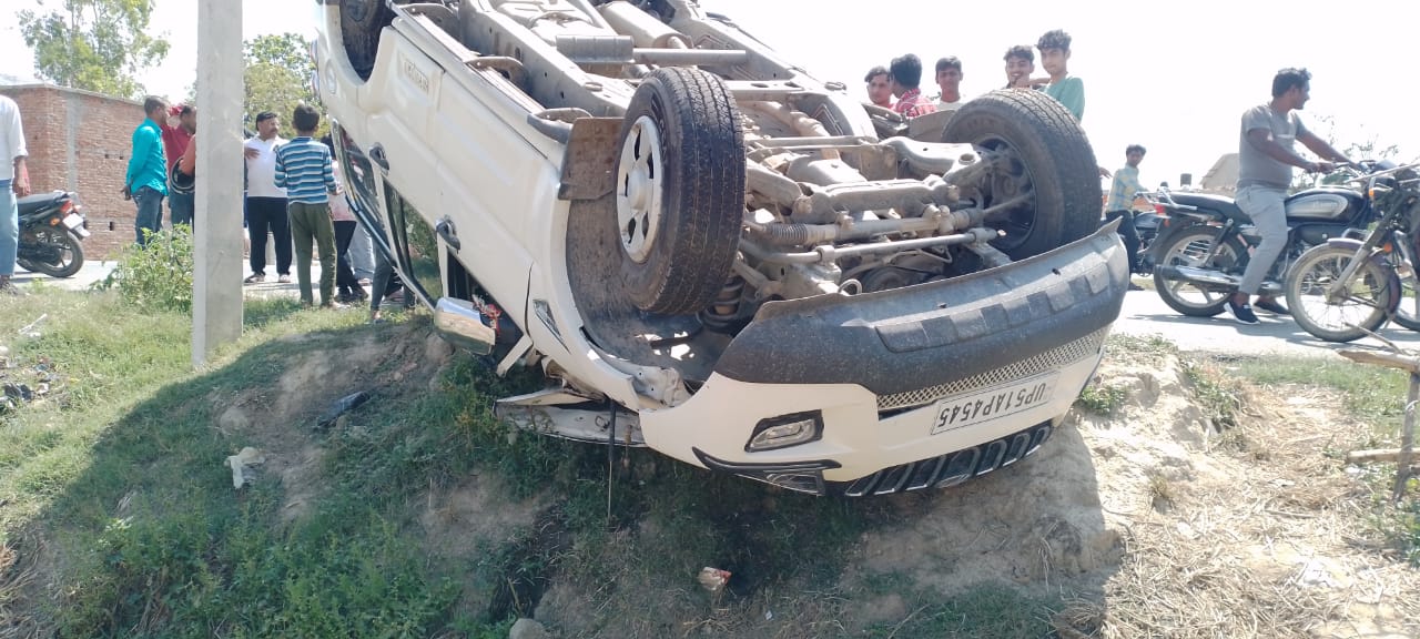 डुमरियागंज थाना क्षेत्र के ग्राम मिश्रौलिया  के पास शनिवार की देर रात हुई दुर्घटना