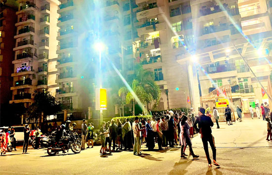 भूकंप से कांपा पूरा उत्तर भारत, रिक्टर स्केल पर तीव्रता 6.6 मापी गई, घरों से निकले लोग 