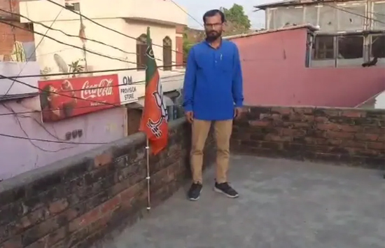 मुस्लिम युवक को बीजेपी का झंडा लगाना पड़ा महंगा, पड़ोसियों ने आंख फोड़कर गर्दन काट देने की दी धमकी 