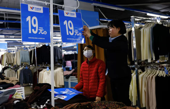 ₹230 में मिल रही ₹2800 वाली जैकेट...फिर भी नहीं कोई खरीदने वाला, बाजार से ग्राहक हुए गायब 