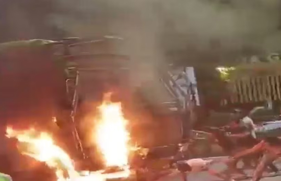 इंदौर : ट्रक का ब्रेक फेल, एक दर्जन से अधिक लोगों को कुचला, 2 की मौत, कई घायल 