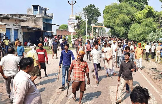 बहराइच में फिर हिंसा, हाथों में लाठी-डंडा लेकर सड़कों पर उतरे लोग, दुकानों में की आगजनी 