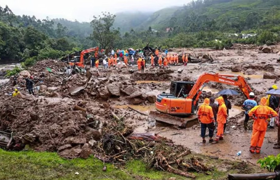 केरल : वायनाड में भारी भूस्खलन से 19 लोगों की मौत, सैकड़ों फंसे, पीएम मोदी ने की सीएम से बात