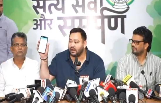 तेजस्वी यादव का वोटर लिस्ट में नाम मौजूद, चुनाव आयोग ने दिए सबूत 