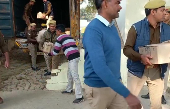 यूपी : पुलिस ने पकड़ी 20 लाख की अवैध शराब, चेकिंग के दौरान चालक फरार 