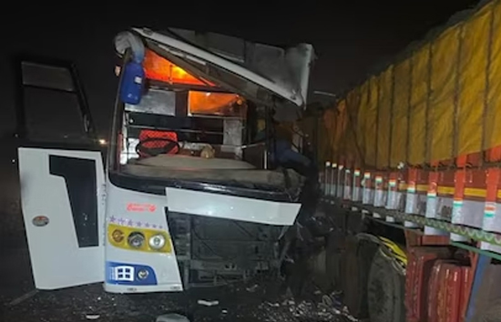 पुणे : लग्जरी बस-ट्रक के बीच जोरदार टक्कर, 4 की मौत, 20 घायल