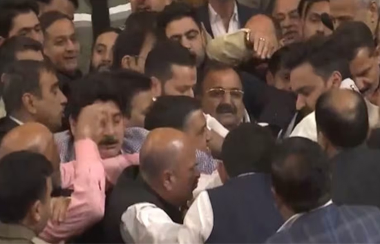 जम्मू कश्मीर विधानसभा बवाल, 370 को लेकर पक्ष और विपक्ष में हाथापाई 