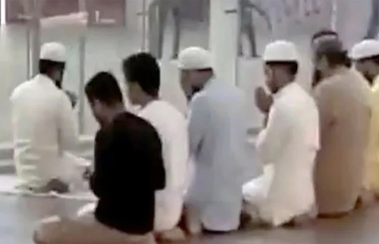 लखनऊ : लुलु मॉल में नमाज अदा करने के मामले में  हिंदू संगठनों ने उठाए सवाल, वीडियो हुआ था वायरल 