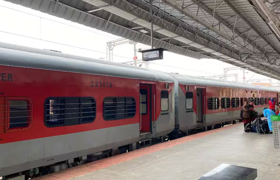 सुल्तानपुर  : सरयू एक्सप्रेस में बुजुर्ग कपल समेत 3 यात्रियों को दिया गया जहर, अस्पताल में कराया गया भर्ती 