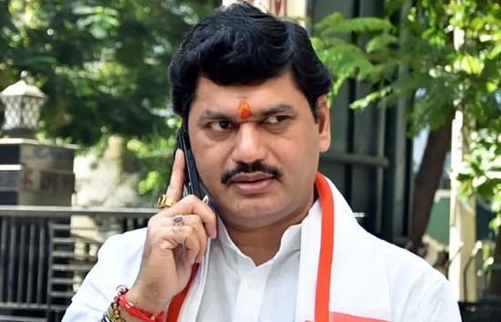 फडणवीस सरकार में मंत्री धनंजय मुंडे ने दिया इस्तीफा, सरपंच की हत्या के आरोप में करीबी पर लगे थे आरोप