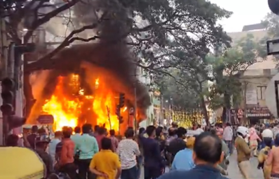 इलेक्ट्रिक वाहन शोरूम में भीषण आग, सेल्स गर्ल की मौत, 45 गाड़ियां जलकर खाक 