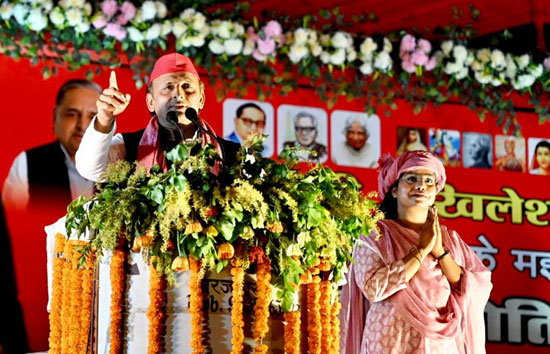 मझवां के 'मटन युद्ध' पर अखिलेश का तंज....बोले-इतिहास में दर्ज हो गया