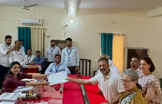 राहुल गांधी ने परिवार के साथ रायबरेली लोकसभा सीट से किया नामांकन 