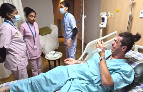 भारत घूमने आए विदेशी नागरिक ने पी भांग,  रोते हुए पहुंचा अस्पताल, वीडियो वायरल 