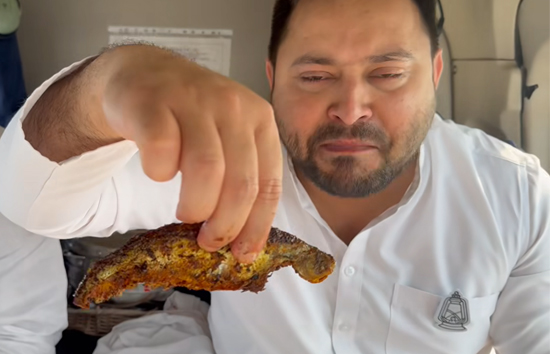 तेजस्वी यादव ने नवरात्रि में उठाया मछली, लुत्फ, वीडियो किया शेयर, बीजेपी ने घेरा 