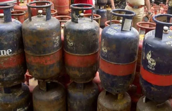 मार्च महीने की पहली तारीख को बढ़ गए LPG सिलेंडर के दाम, चेक करें ताजा कीमतें 