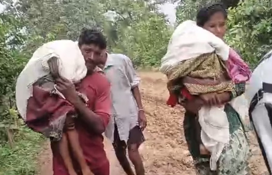 बुखार से दो सगे भाइयों की मौत, अस्पताल में नहीं मिली एंबुलेंस, 15 किलोमीटर तक पैदल  बच्चों के शव को घर तक ले गए मां-बाप