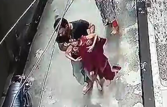 शामली : गैस पाइपलाइन के बगल से निकली बच्ची को लगा करंट, मुश्किल से बची जान 