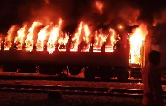 नई दिल्ली से दरभंगा जा रही क्लोन एक्सप्रेस में भीषण आग, धू-धू कर जला कोच 