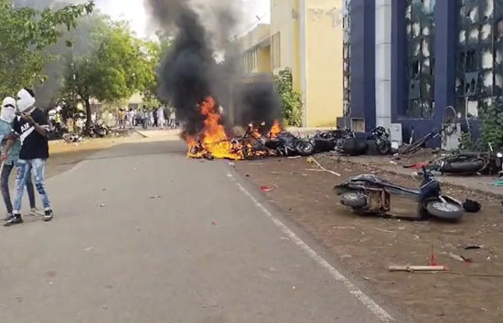 छत्तीसगढ़ : बलौदाबाजार में उग्र प्रदर्शन, कलेक्टर-SP ऑफिस में आगजनी-तोड़फोड़