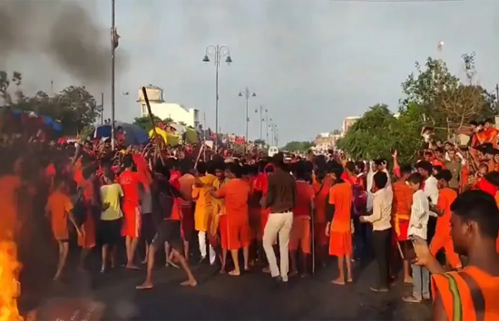 बस्ती : कांवड़ियों ने काटा बवाल, कप्तानगंज चौराहे पर की तोड़फोड़-आगजनी, हाथ जोड़कर मनाती रही पुलिस 