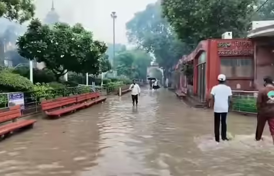 दिल्ली में बाढ़ से तबाही, कई इलाकों में में घुसा यमुना का पानी, श्मशान घाट भी डूबे 