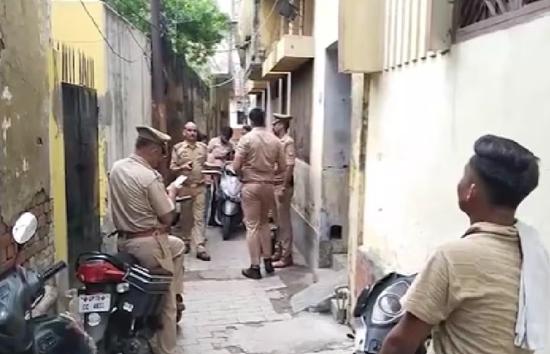 लखनऊ : बैंक का कर्ज नहीं भर पाने पर कपड़ा व्यापारी ने पत्नी और बेटी के साथ खाया जहर, तीनों की मौत