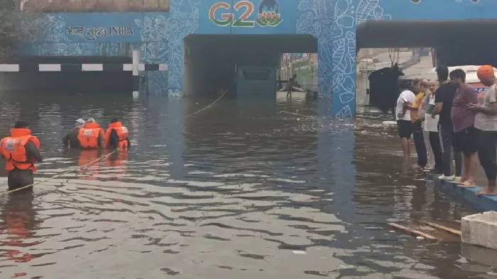 भारी वर्षा से राजधानी में जनजीवन अस्त-व्यस्त, जलभराव से यातायात हुआ ठप, घंटों जाम से जूझते रहे दिल्लीवाले