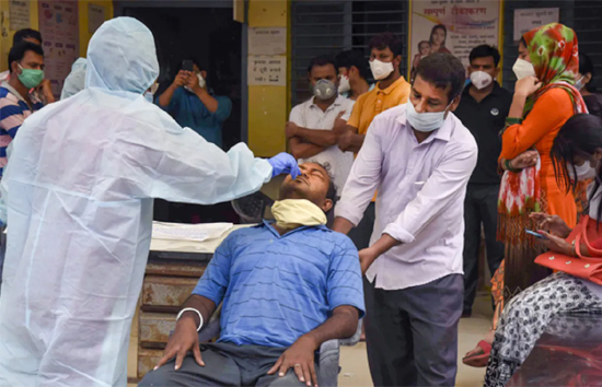 कोरोना अपडेट : देश में घटे कोरोना के नए मामले, लेकिन इन राज्यों ने सरकार की बढ़ाई चिंता 