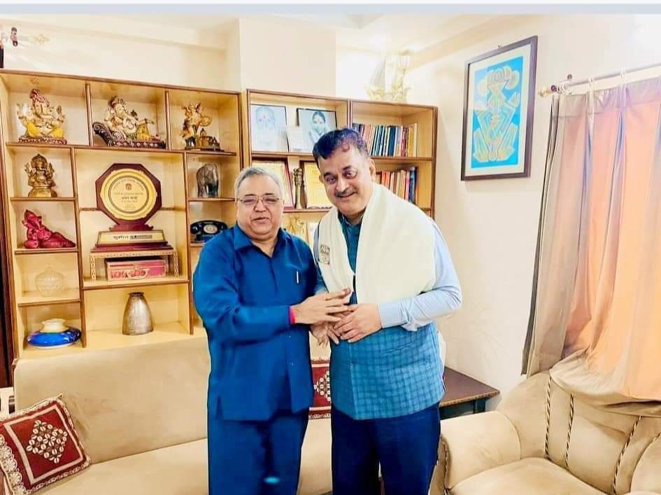 समाचार पत्रों और आईना दिखाती पत्रकारिता पर रहती है पैनी नजर -- 