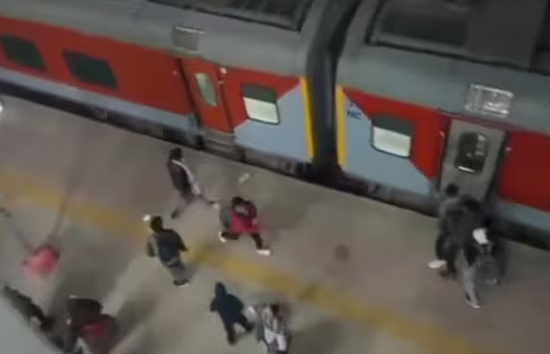 महाकुंभ 2025 : जगह न मिलने पर झांसी से प्रयागराज जा रही ट्रेन पर हमला, कई कोच में तोड़फोड़, दहशत में यात्री