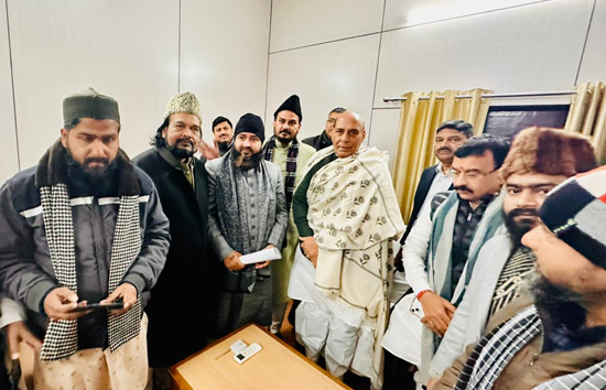 अम्बर फाउंडेशन के वफा अब्बास के साथ राजनाथ सिंह से मिले दरगाह प्रमुख, यूनानी चिकित्सक और समाजसेवियों के तीन प्रतिनिधि मंडल