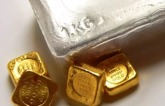 सिल्‍वर में पैसे लगाने वाले काट रहे 'चांदी', रिकॉर्ड बनाकर भी शेयर-सोना पीछे, 1 जनवरी को निवेश किया तो कितना कमाया?