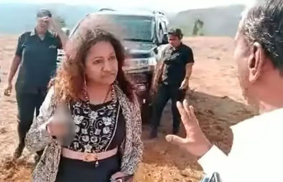 विवादित आईएएस पूजा खेडकर की मां मनोरमा खेडकर की हनक नहीं हो रही कम, पुलिस पर लगाये गंभीर आरोप 