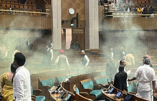 संसद हमले की 22वीं बरसी पर लोकसभा में कूदे दो युवक, स्प्रे से धुआं फैलाकर पैदा की दहशत 