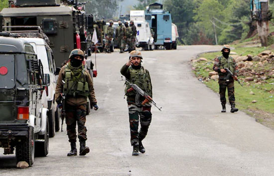 जम्मू-कश्मीर : आतंकियों के साथ मुठभेड़ में घायल जवान हुआ शहीद, दो पाकिस्तानी आतंकी ढेर