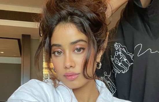 जान्हवी कपूर ने स्टनिंग लुक में पोस्ट की तस्वीरें, सोशल मीडिया पर हुई वायरल  