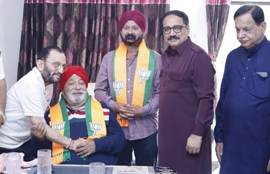  दिल्ली में AAP को झटका, पूर्व मंत्री हरशरण सिंह बल्ली BJP में शामिल, बेटे ने ली भी सदस्यता 