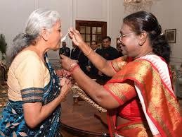  थोड़ी देर में पेश होगा बजट, राष्ट्रपति ने कराया वित्त मंत्री का मुंह मीठा