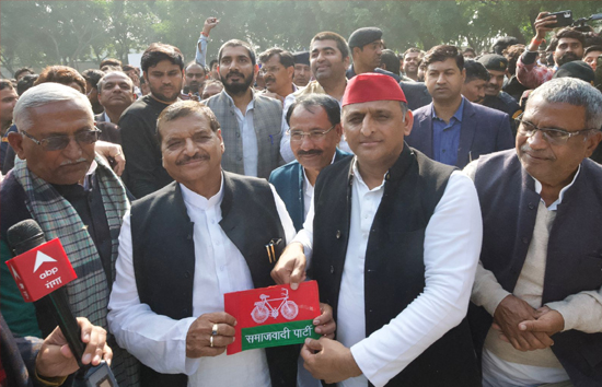 मैनपुरी चुनाव : शिवपाल से मिलने पहुंचे अखिलेश यादव, सपा और प्रसपा का हुआ विलय  