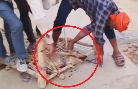 बेजुबान के साथ बर्बरता...कुत्ते को खटिया से बांध मुंह में घुसेड़ा डंडा, फिर प्लास से खींचकर उखाड़ डाले दांत