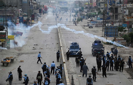 पाकिस्तान में आगजनी -हिंसा करने वाले 1650 उपद्रवियों पुलिस  गिरफ्तार, आंतरिक मामला बताकर अमेरिका व इंग्लैंड से इंकार 