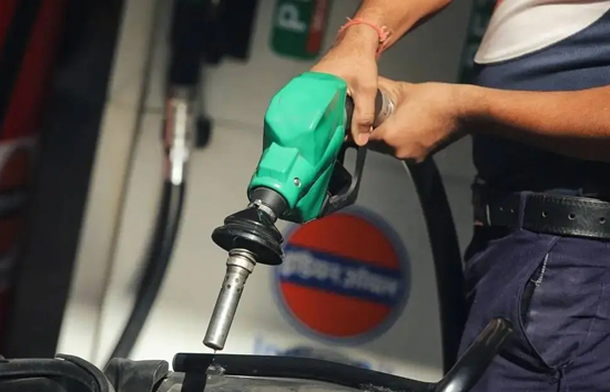 ट्रंप की सरकार बनते ही कच्चे तेल की बढ़ी कीमतें...जाने मंगलवार को पेट्रोल-डीजल के नए दाम