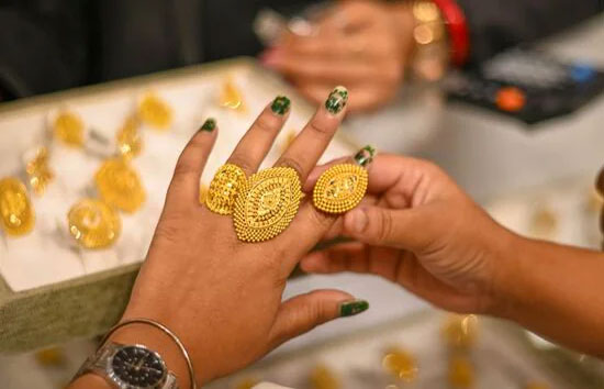 Gold की कीमतों में मामूली गिरावट, चांदी की बढ़ी बढ़ी रफ्तार, देखें आज ताजा भाव 