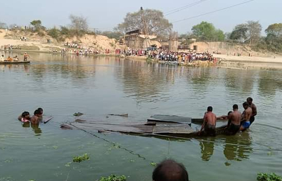 बाराबंकी : गोमती नदी में डूबी नाव, कई डूबे, एक शव बरामद, देखें तस्वीरें 