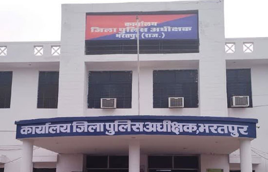 प्रेमी की साथ फरार हुई सात बच्चों की मां, छह माह के मासूम की भी नहीं की परवाह, दर-दर भटक रहा पति