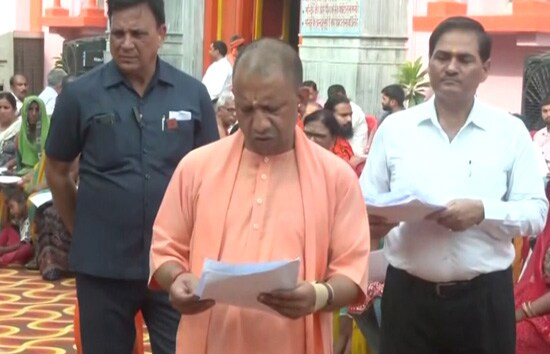 जनता दर्शन में आई बुजुर्ग महिला का सीएम योगी ने तत्काल किया समाधान