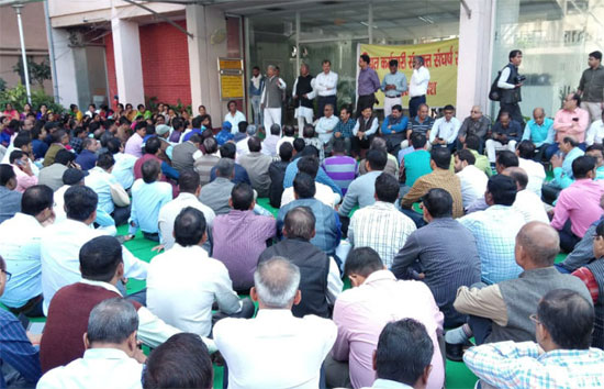 यूपी : बिजली कर्मचारियों की हड़ताल का आज दूसरा दिन, चरमराई व्यवस्था, कई जिलों में गहराया संकट