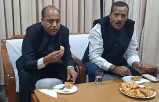 हिमाचल प्रदेश में समोसा कांड के बाद समोसे की दावत करते नजर आए जयराम नरेश, वीडियो आया सामने 