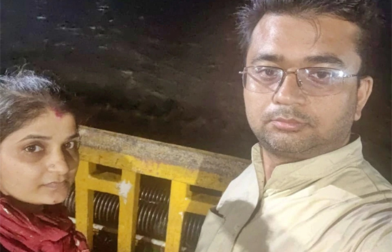 करोड़ो का कर्ज नहीं चुका पाने पर दम्पति गंगा में कूदकर दी जान, मरने से पहले ली आखिरी सेल्फी 